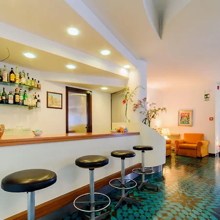 La Bussola Hotell 4*